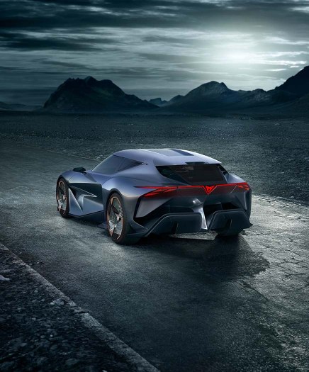Tył samochodu CUPRA DarkRebel z podświetlonym logo CUPRA i światłami biegnącymi wzdłuż linii bagażnika.