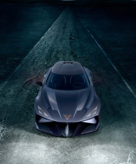 Widok z góry na samochód CUPRA DarkRebel z włączonymi reflektorami na tle burzy