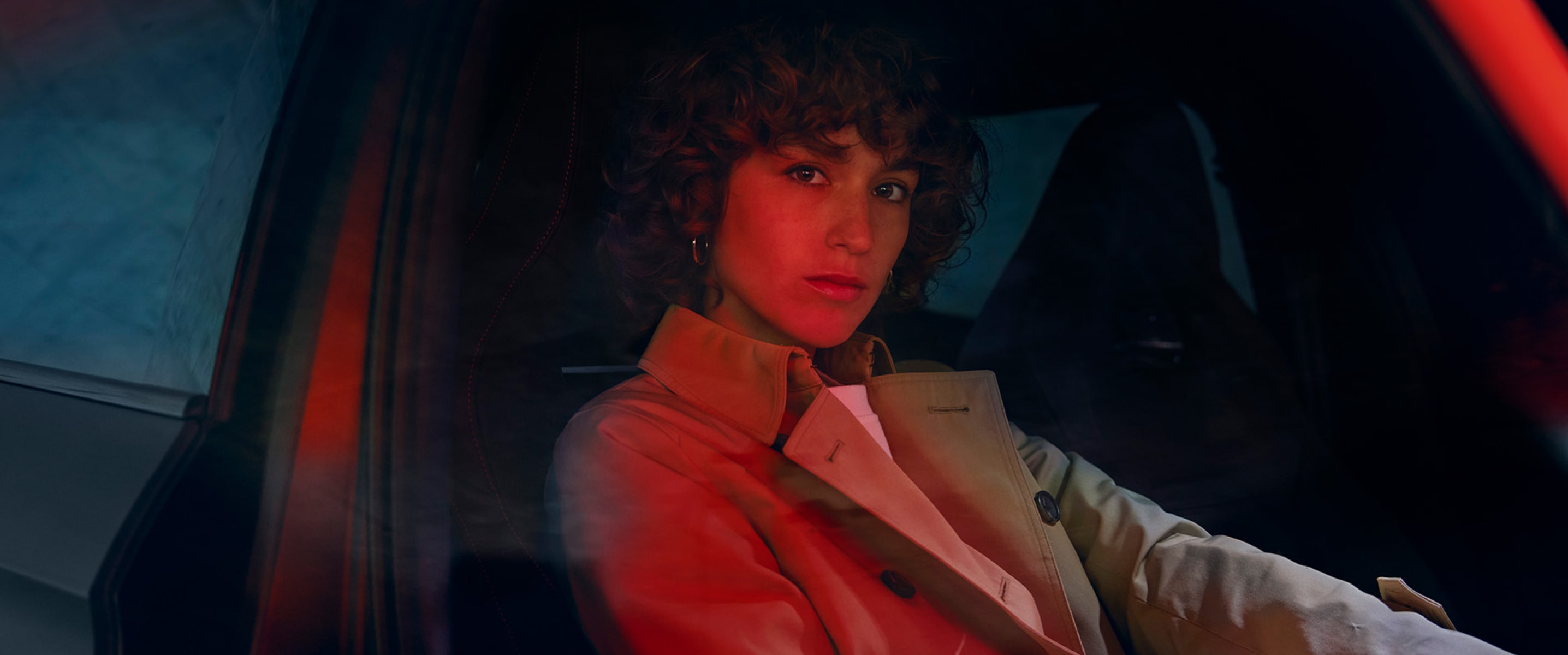 Kobieta siedząca w CUPRA Leonie Sportstourer