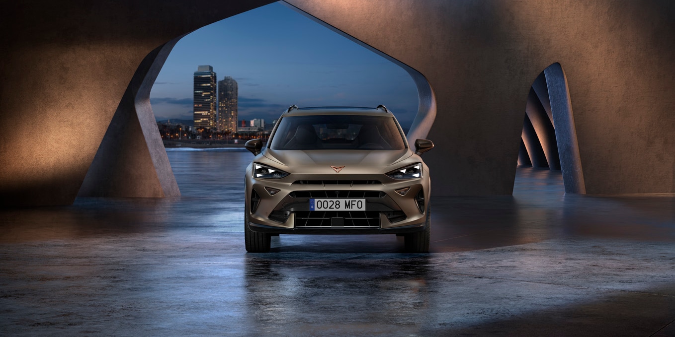 Nowa CUPRA Formentor w kolorze Century Bronze Matt. Zbliżenie na przednią część nadwozia