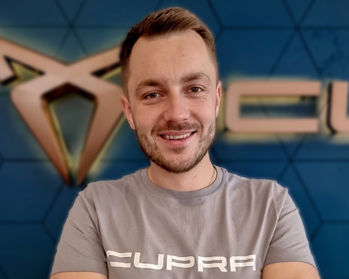  CUPRA Master. Doradca w salonie ubrany w koszulkę z kolekcji CUPRA.