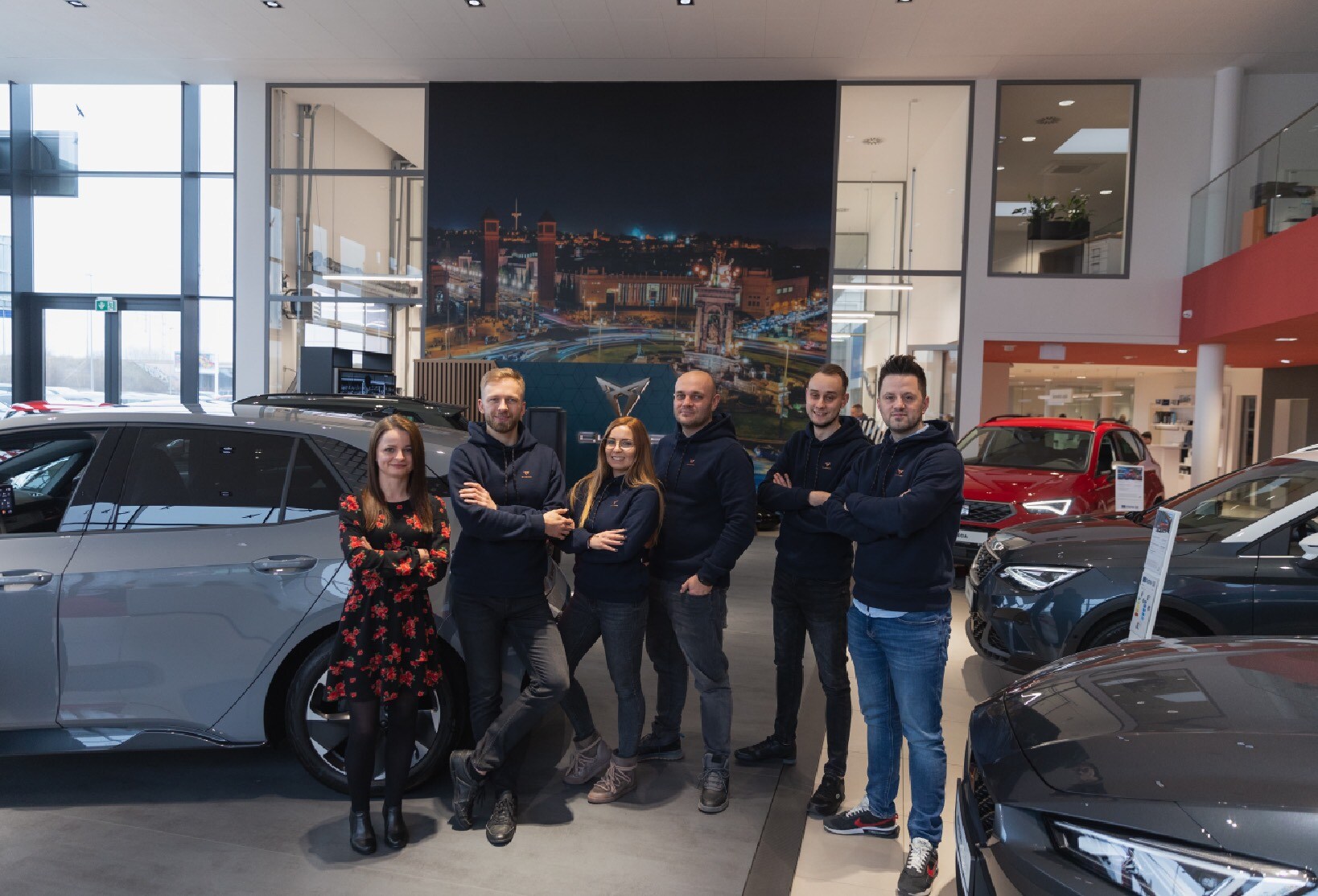  CUPRA Master. Doradcy w salonie ubrani w koszulki z kolekcji CUPRA. 