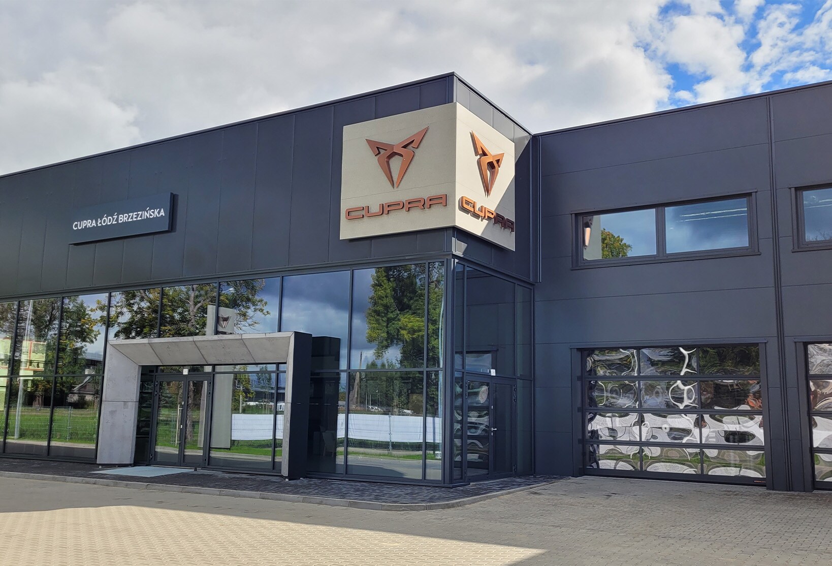 Salon CUPRA Studio Łódź Brzezińśka wraz z najnowszymi modelami sportowych samochodów CUPRA