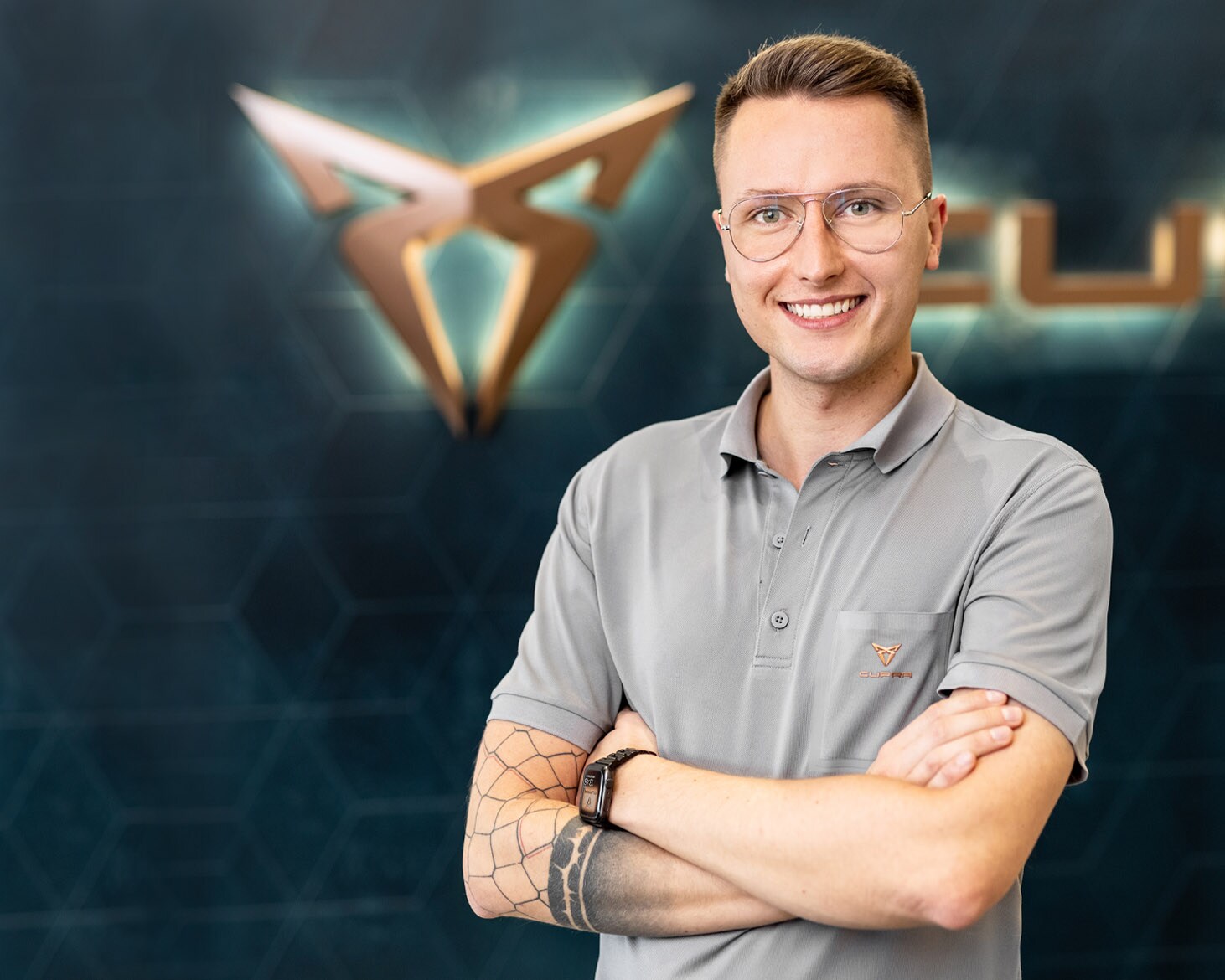  CUPRA Master. Doradca w salonie ubrany w koszulkę z kolekcji CUPRA.