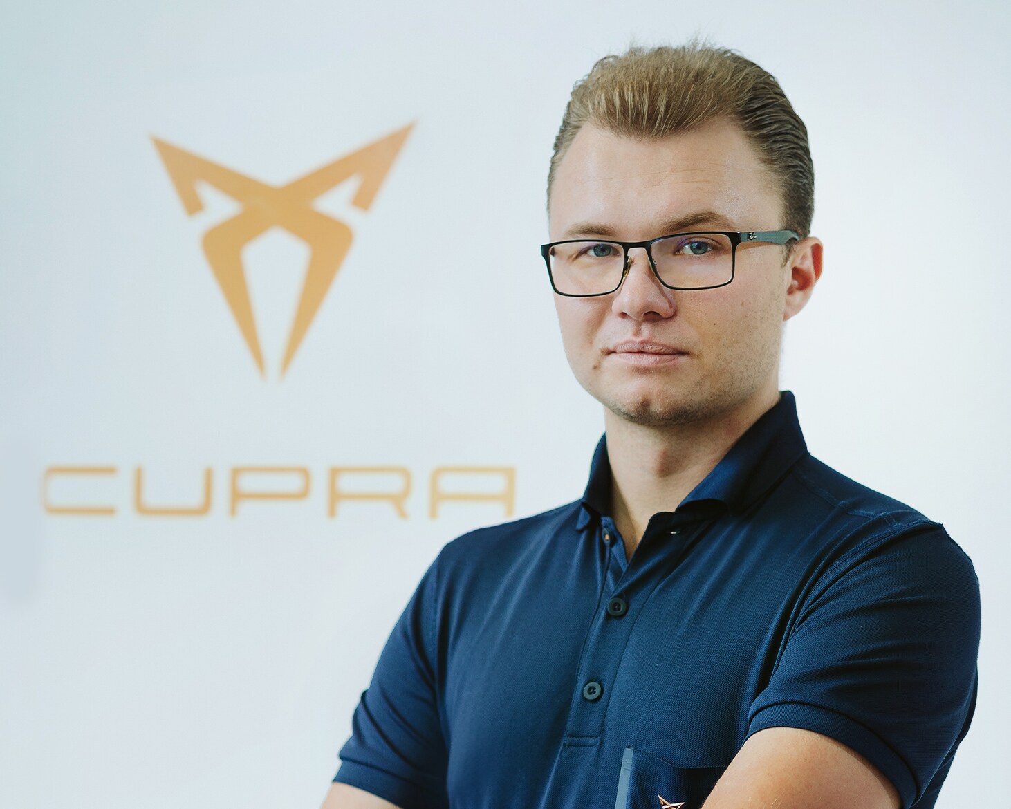  CUPRA Master. Doradca w salonie ubrany w koszulkę z kolekcji CUPRA.