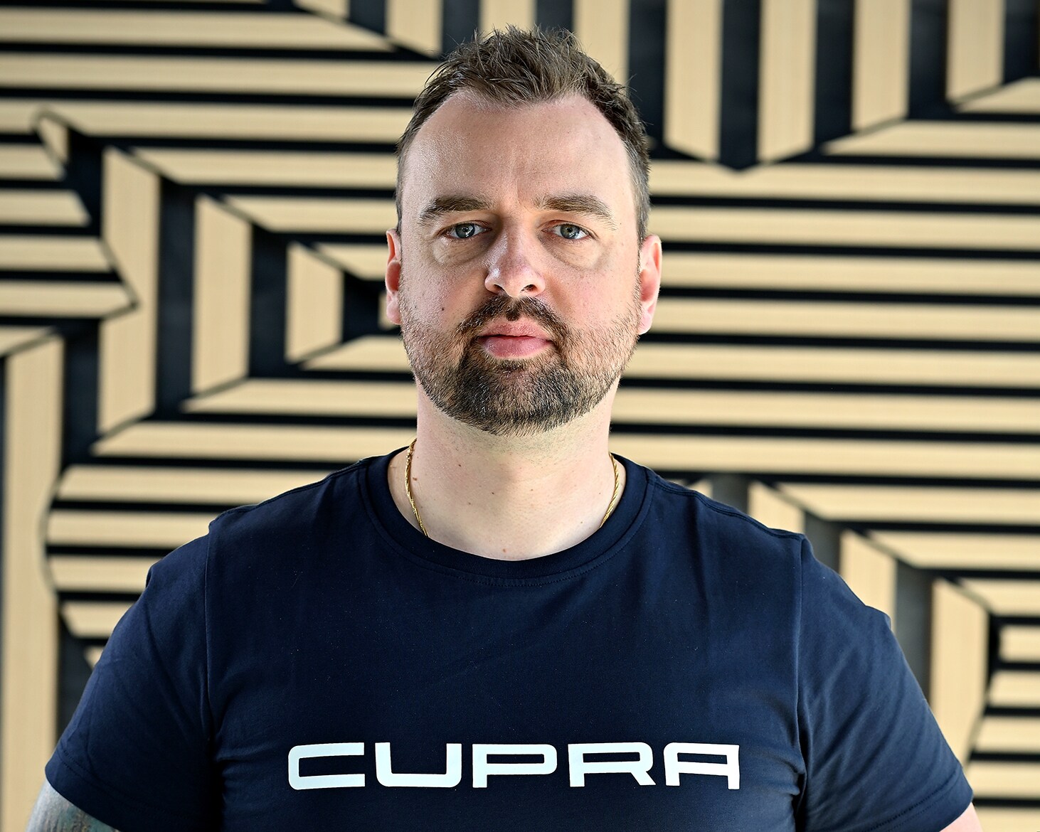  CUPRA Master. Doradca w salonie ubrany w koszulkę z kolekcji CUPRA.