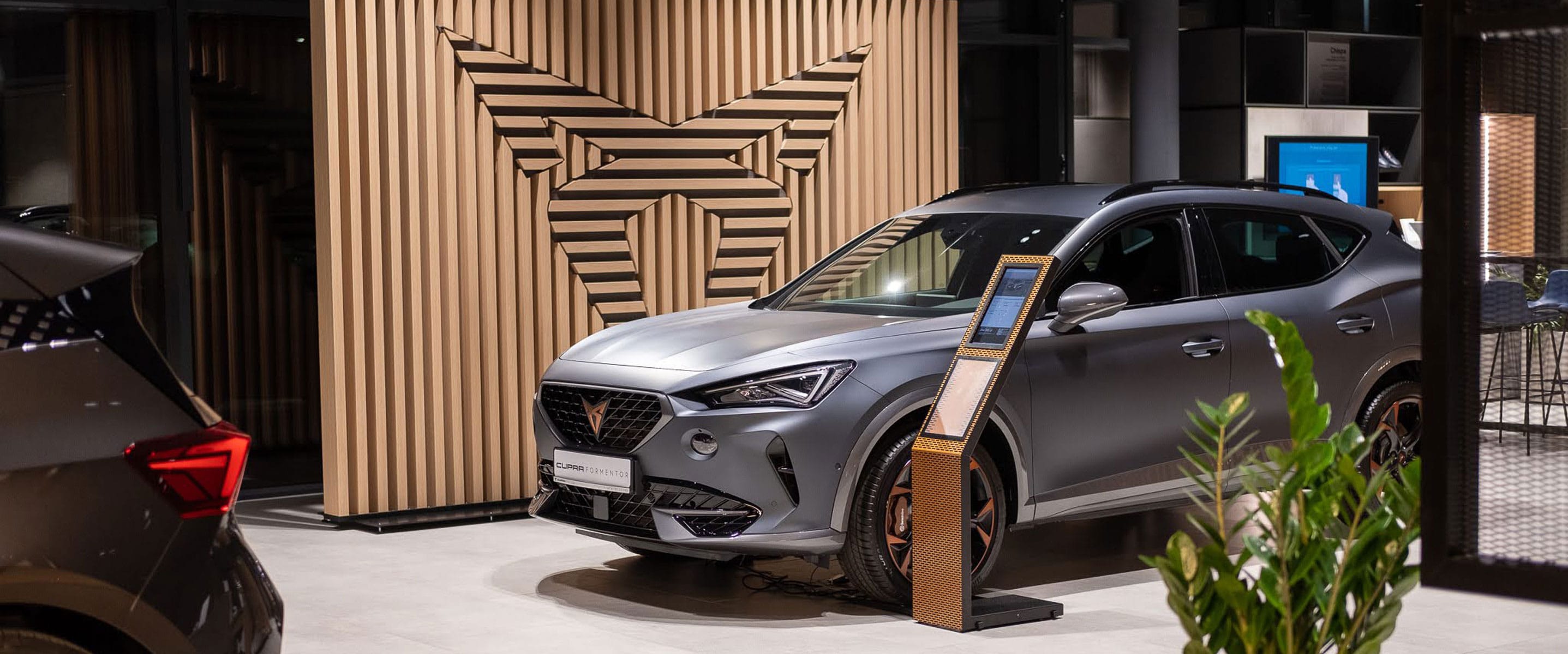  CUPRA Ateca w kolorze białym w salonie CUPRA Pol Car w Poznaniu