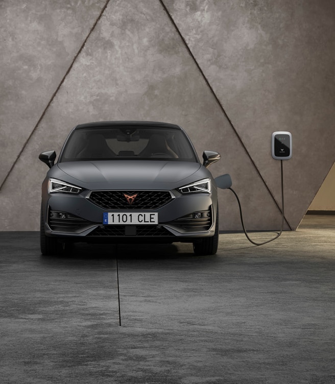 ładowanie%20samochodu%20marki%20CUPRA%20przy%20pomocy%20ładowarki%20ściennej