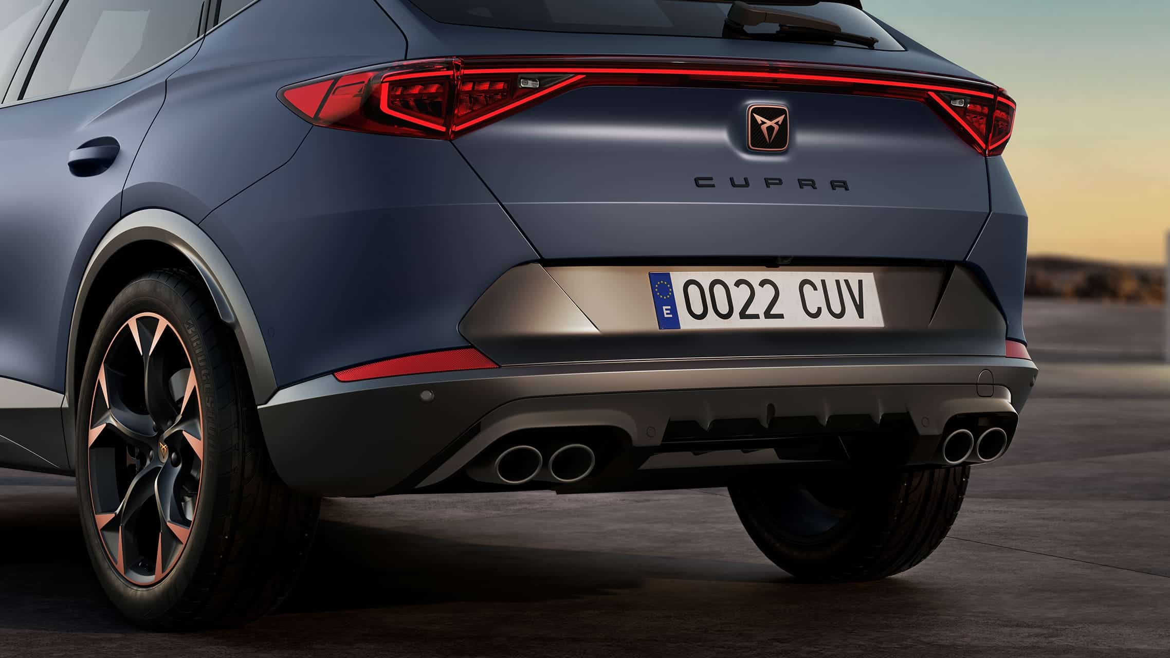 podwójne rury wydechowe kompaktowego suva cupra formentor w sportowym, czarnym, matowym wykończeniu