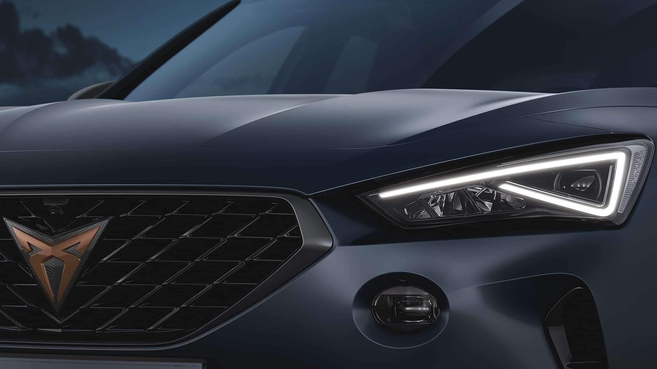 kompaktowy suv cupra formentor z chromowaną osłoną chłodnicy ozdobioną logo CUPRA