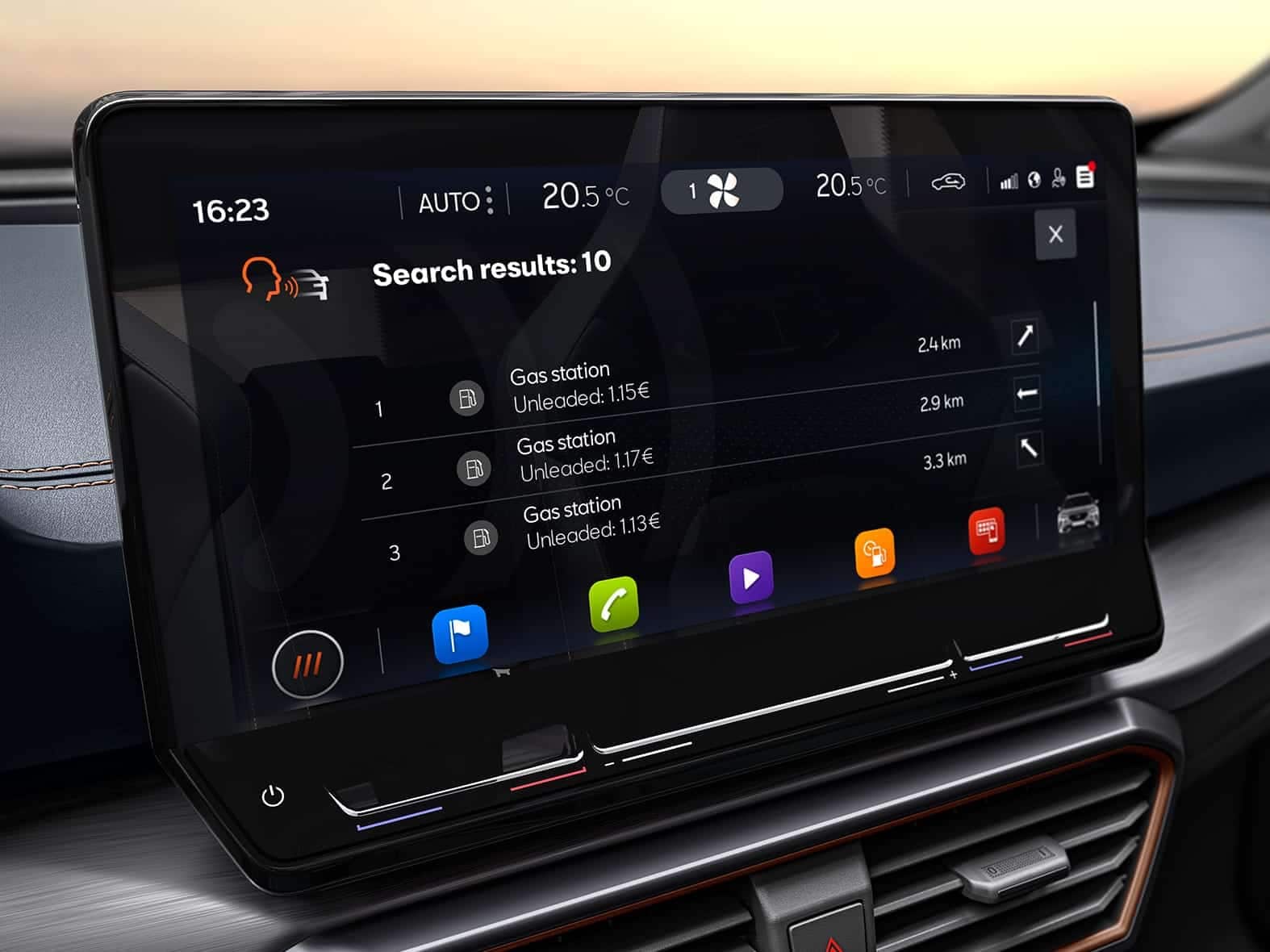 sterowanie głosowe systemu informacyjno rozrywkowego cupra connect umożliwia odnalezienie najbliższych stacji benzynowych i podaje obowiązujące na nich ceny