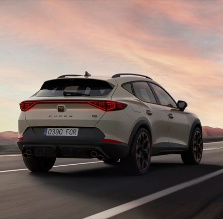 kompaktowy crossover cupra formentor z hamulcami Brembo i 19-calowymi polerowanymi felgami z lekkich stopów w kolorze miedzi. 