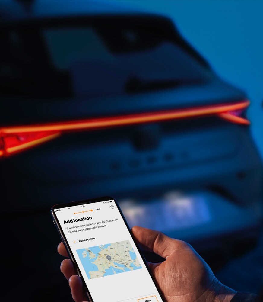 Para%20korzystająca%20z%20publicznego%20punktu%20ładowania%20CUPRA%20CHARGER%20CONNECT