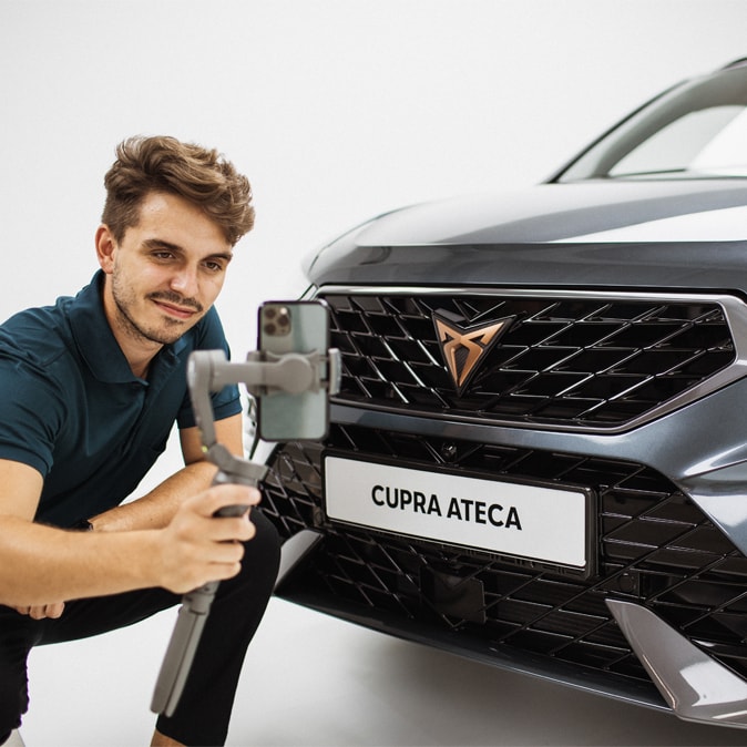 Przedstawiciel Wirtualnego Salonu CUPRA na tle CUPRA Ateca