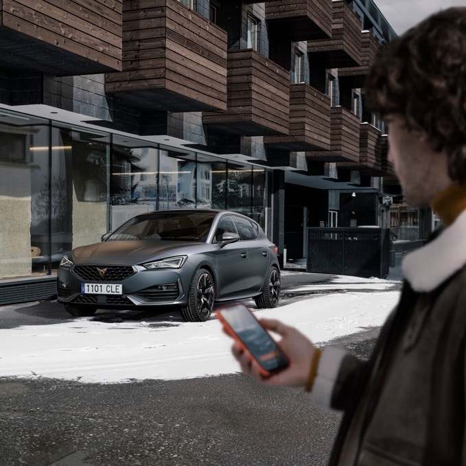 CUPRA Leon 5D w matowym kolorze Magnetic Techna w zimowej scenerii