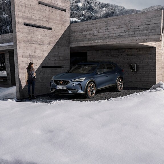 CUPRA Formentor zaparkowany na ośnieżonym parkingu