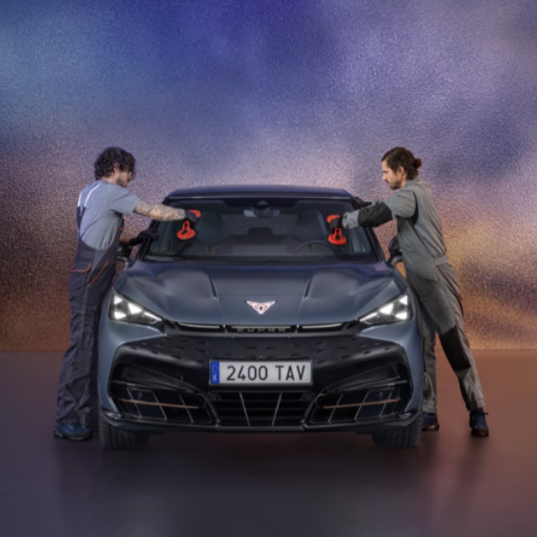 Nowy samochód CUPRA podczas wymieniania szyby w ASO