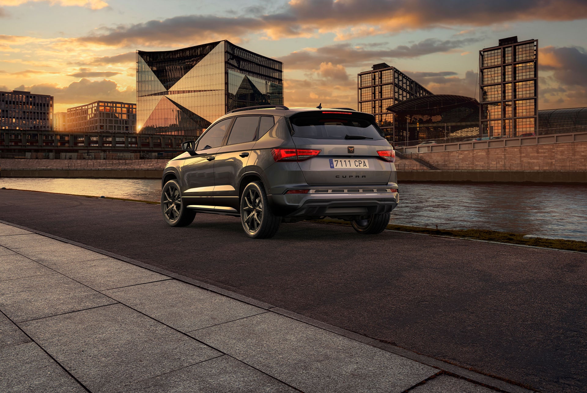 Osoba idąca w kierunku CUPRY Ateca, o ostro zarysowanym kształcie, reprezentującym ducha plemienia CUPRA. 