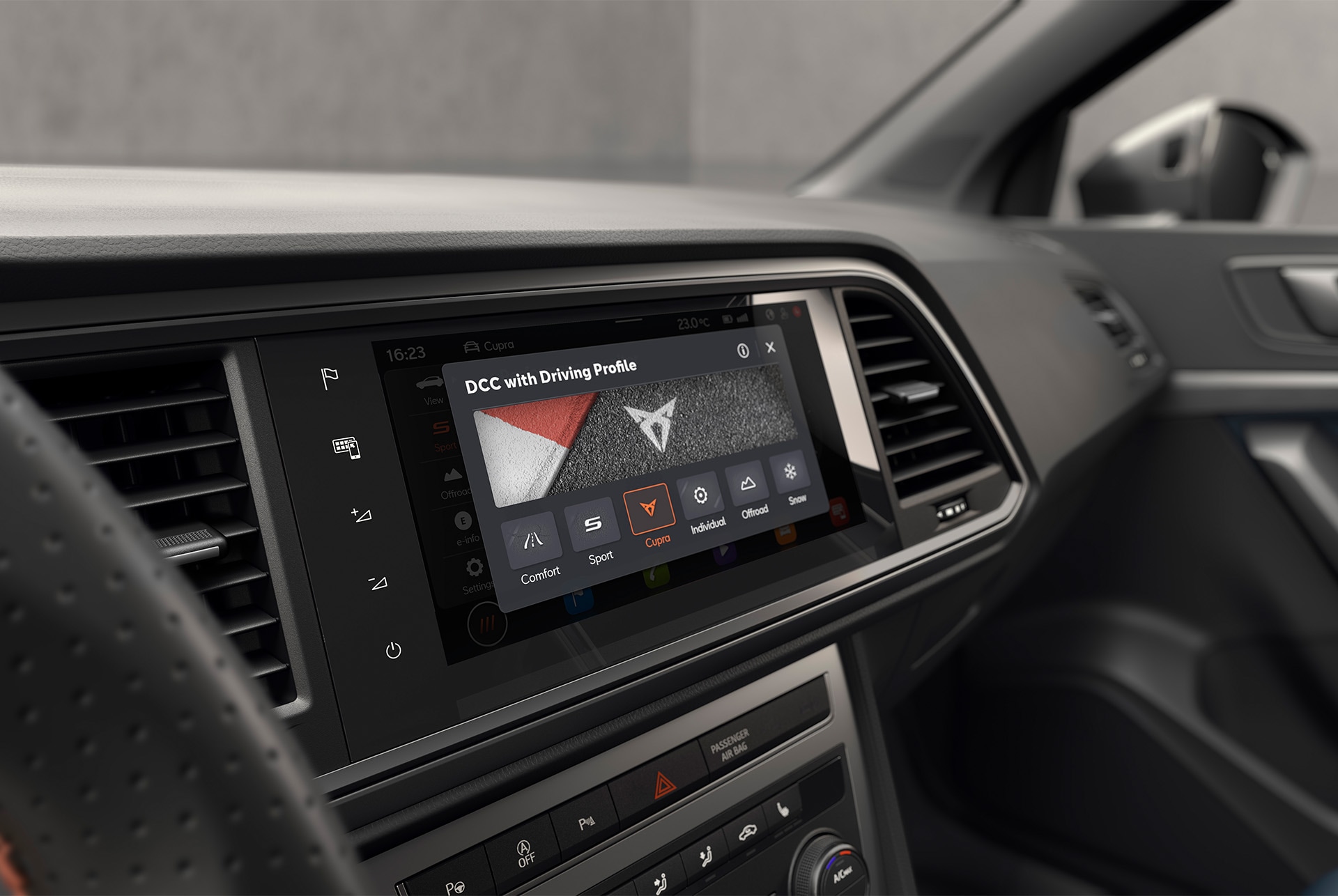 Ekran deski rozdzielczej CUPRY Ateca wyświetlający adaptacyjne zawieszenie DCC z możliwością ustawienia profilu jazdy. Tryb CUPRA Drive zapewniający pełną wydajność. 