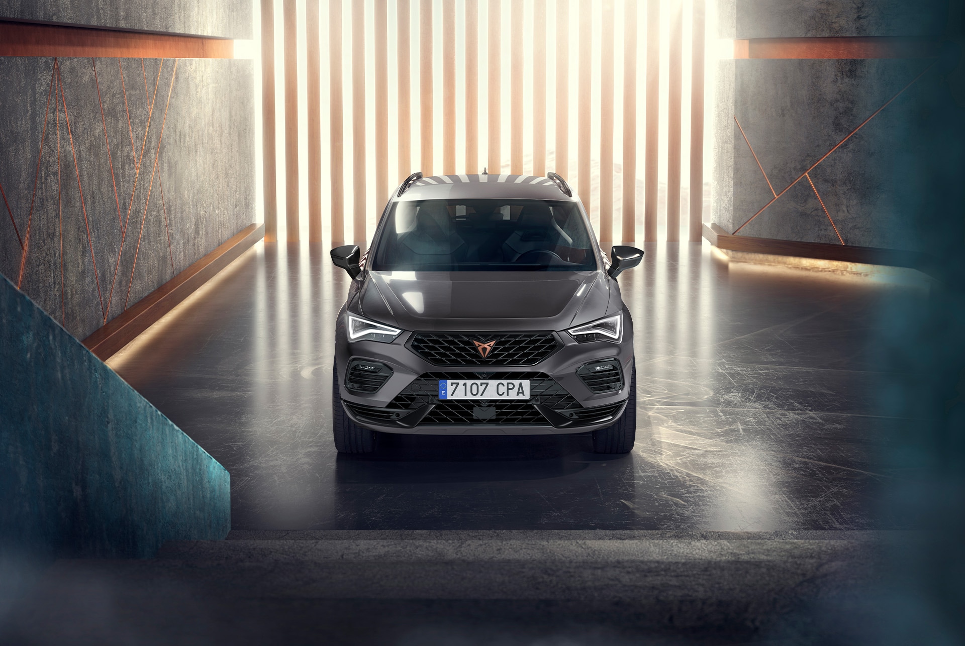 Widok z przodu modelu CUPRA Ateca, prezentujący podkreśloną linię maski, reflektory Full LED, detale z ciemnego aluminium oraz wyczynowe hamulce z zaciskami Brembo.
