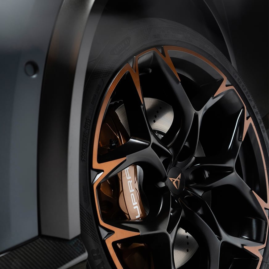 CUPRA Formentor VZ5 z 20-calowymi felgami aluminiowymi z elementami w kolorze miedzi
