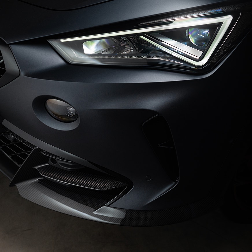 CUPRA Formentor VZ5 w kolorze magnetic tech z przednim splitterem z włókna węglowego