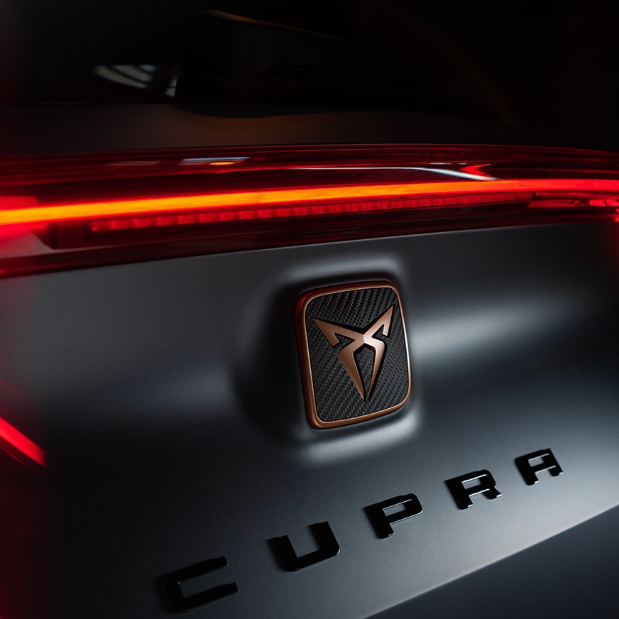 CUPRA Formentor VZ5 z tylnymi zintegrowanymi światłami
