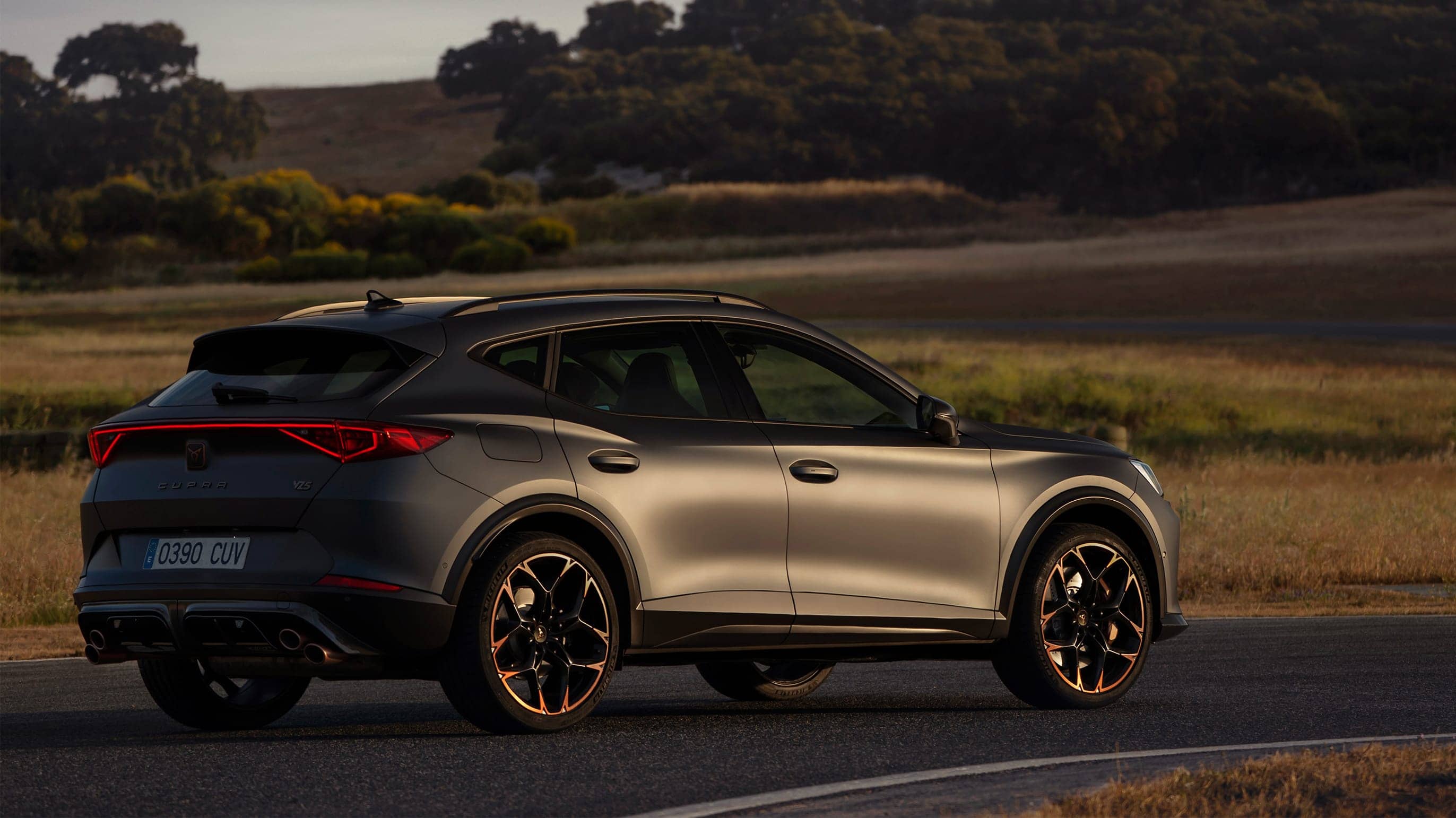 CUPRA Formentor VZ5 w kolorze magnetic tech na drodze