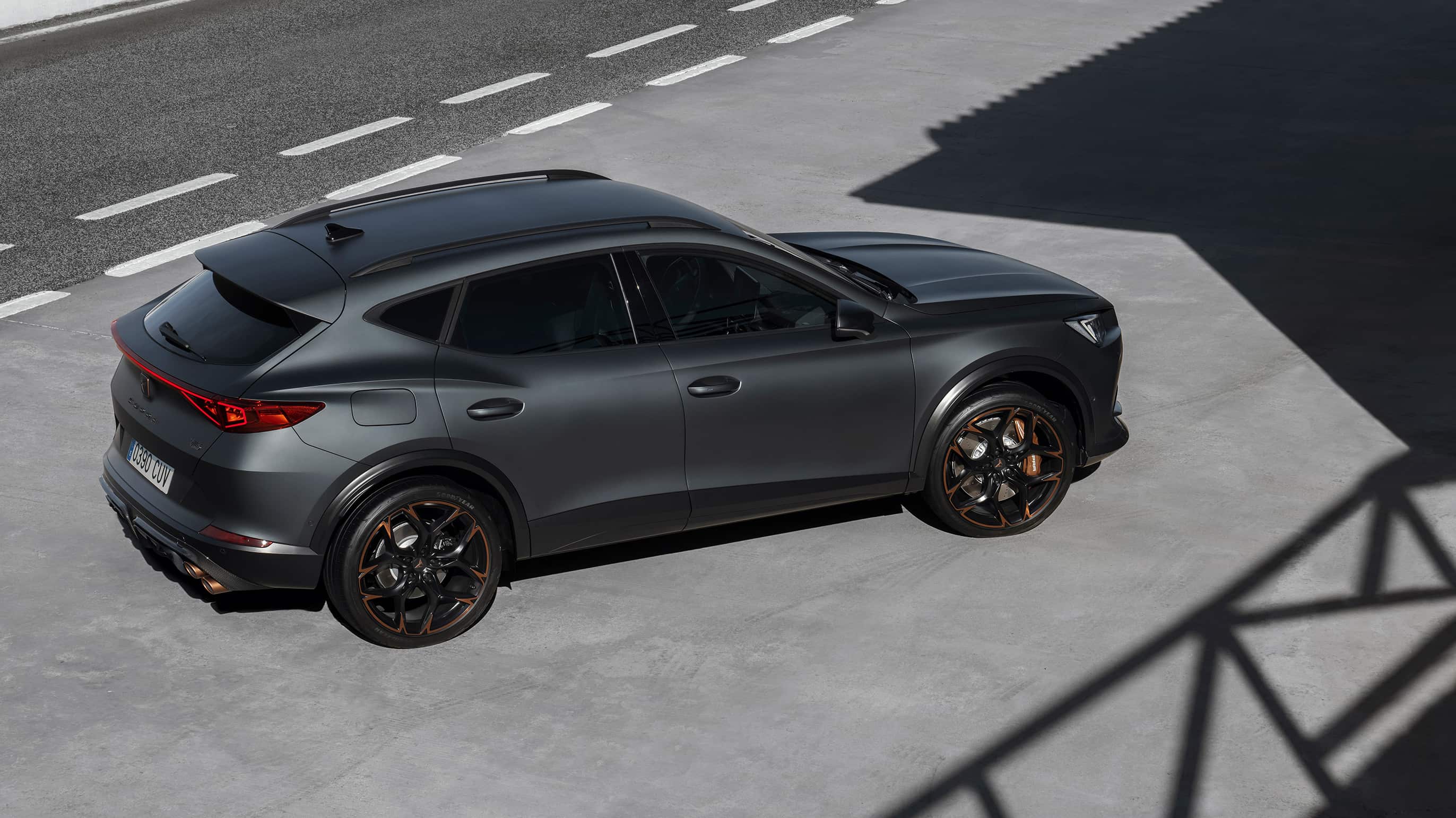 CUPRA Formentor VZ5 w kolorze magnetic tech z 20-calowymi felgami aluminiowymi w kolorze miedzi