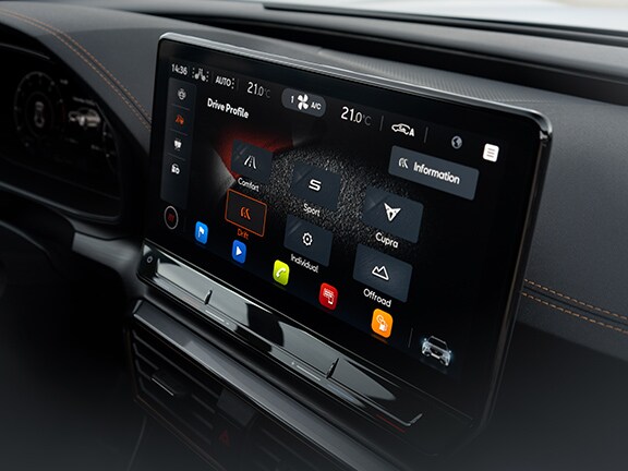 CUPRA Formentor VZ5 z ekranem z włączonym systemem infotainment