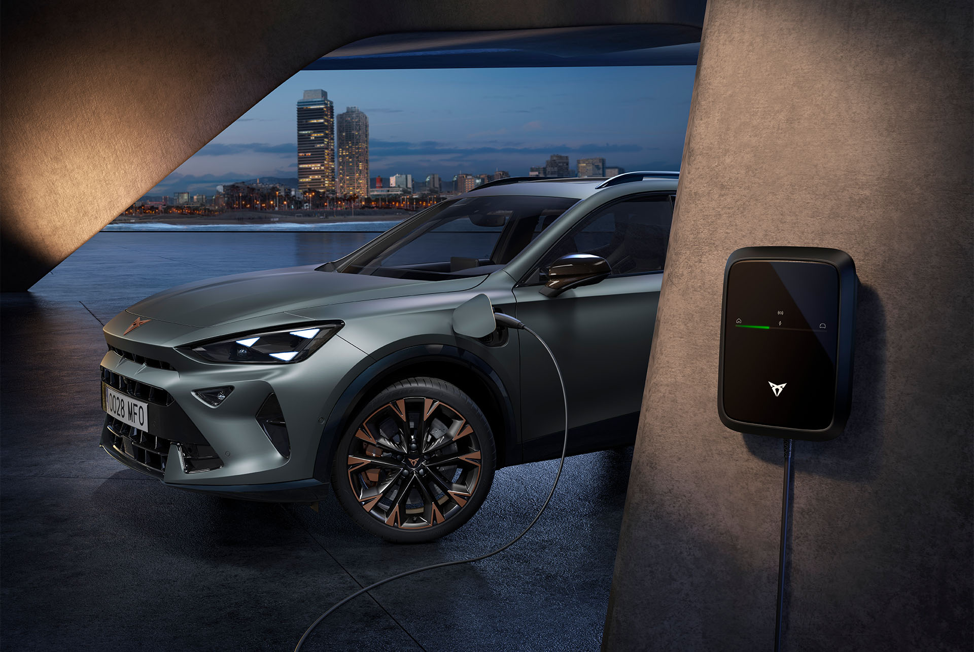 Widok z boku samochodu CUPRA Formentor 2025 w matowym kolorze Enceladus Grey zaparkowanego na zewnątrz, eksponującego punkt ładowania samochodu.