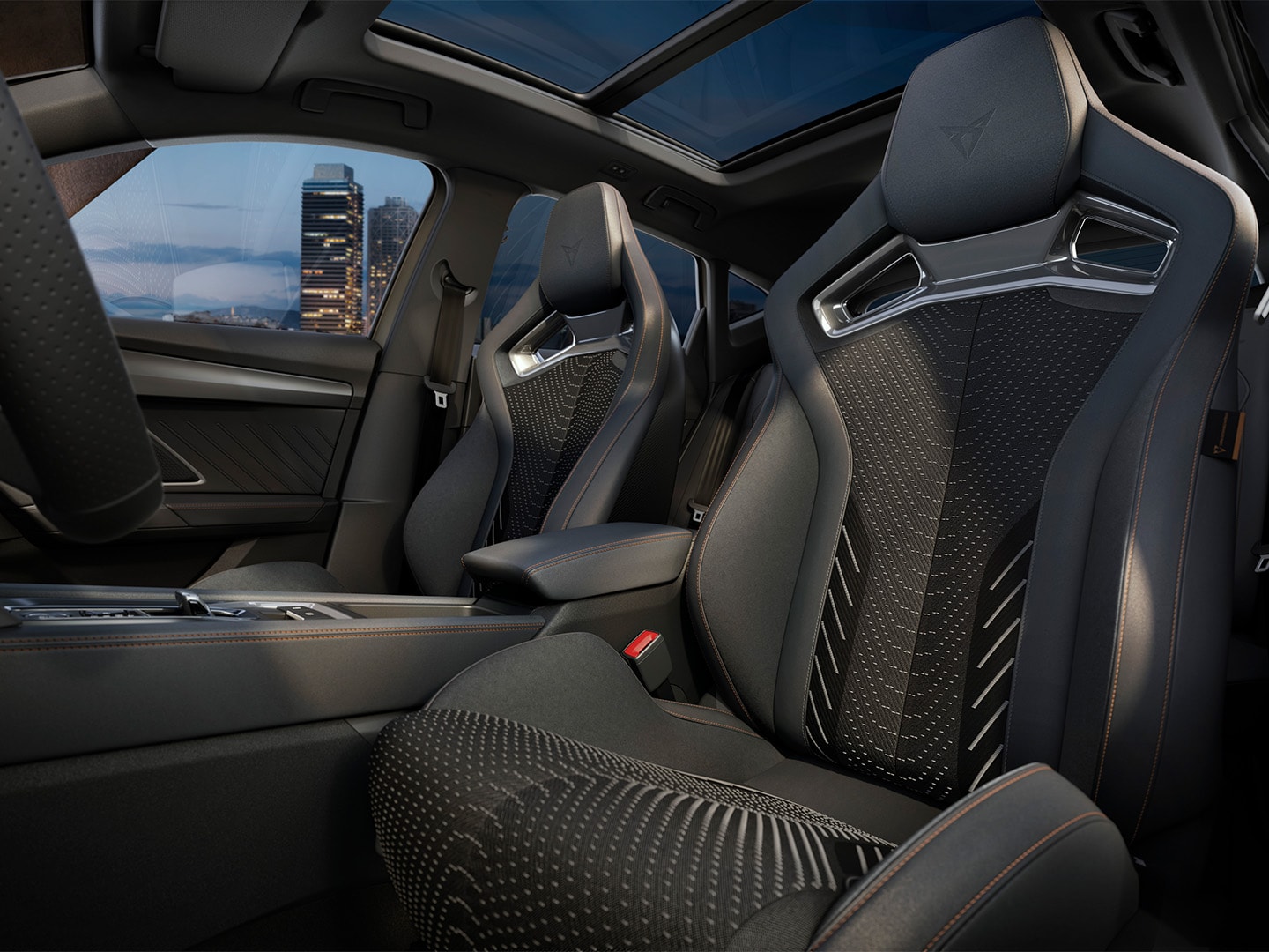 Nowa CUPRA Formentor 2025 z pakietem Extreme, który zawiera m.in. nagłośnienie Immersive by Sennheiser™ oraz wyposażenie z pakietów Intelligent Drive oraz Pure Performance. Widok na kokpit i fotel kierowcy, wydajne hamulce, kubełkowe fotele CUP i ciemne chromowane listwy wewnętrzne.