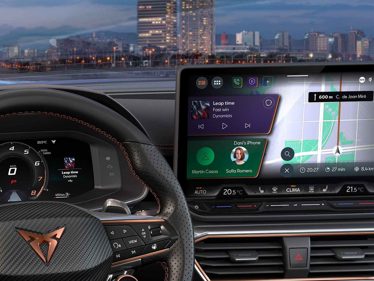 Zbliżenie na nowy dynamiczny wyświetlacz CUPRY Formentor 2025, miedziane logo, predykcyjny tempomat ACC, system Pre-Crash Assist i system utrzymywania pasa ruchu Lane Assist. Obejmuje inteligentny asystent parkowania, system Site Assist i kamerę cofania.