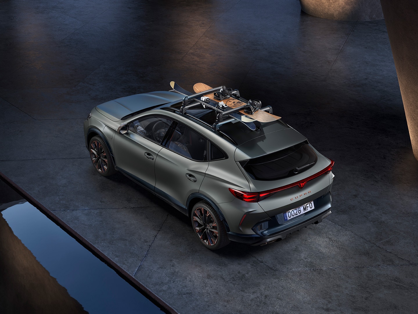 Widok z lotu ptaka na model CUPRA Formentor wyposażony w bagażnik dachowy z gamy oryginalnych akcesoriów.