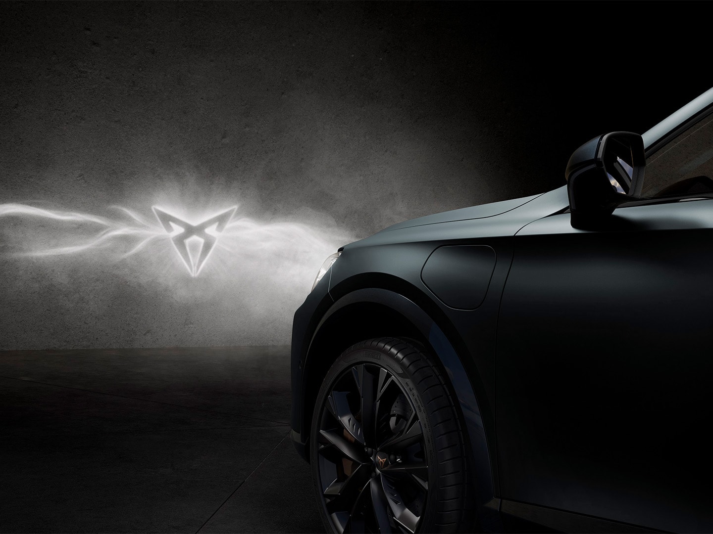 CUPRA Formentor 2025 w matowym odcieniu century bronze, felgi z akcentami w kolorze miedzianym, wydajne światła ledowe CUPRA Matrix, reflektory z charakterystycznym trójkątnym okiem CUPRA.