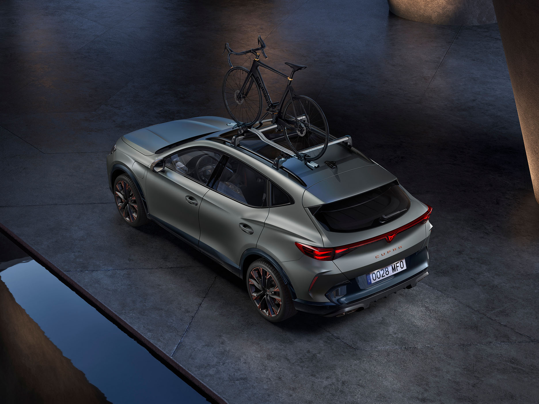 Widok z lotu ptaka na model CUPRA Formentor wyposażony w bagażnik rowerowy z gamy oryginalnych akcesoriów.