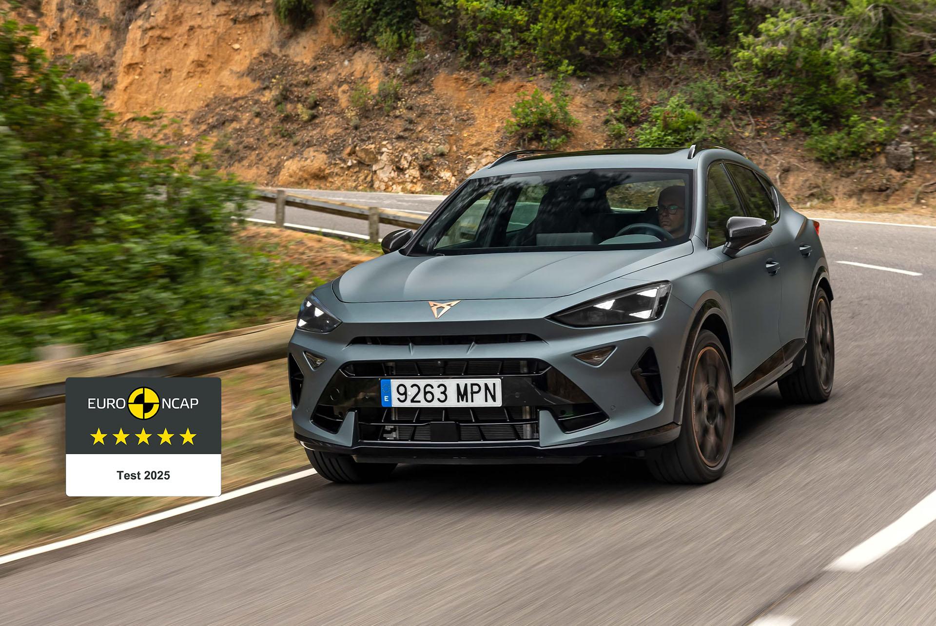CUPRA Formentor, która otrzymała 5 gwiazdek w testach Euro NCAP, jedzie drogą