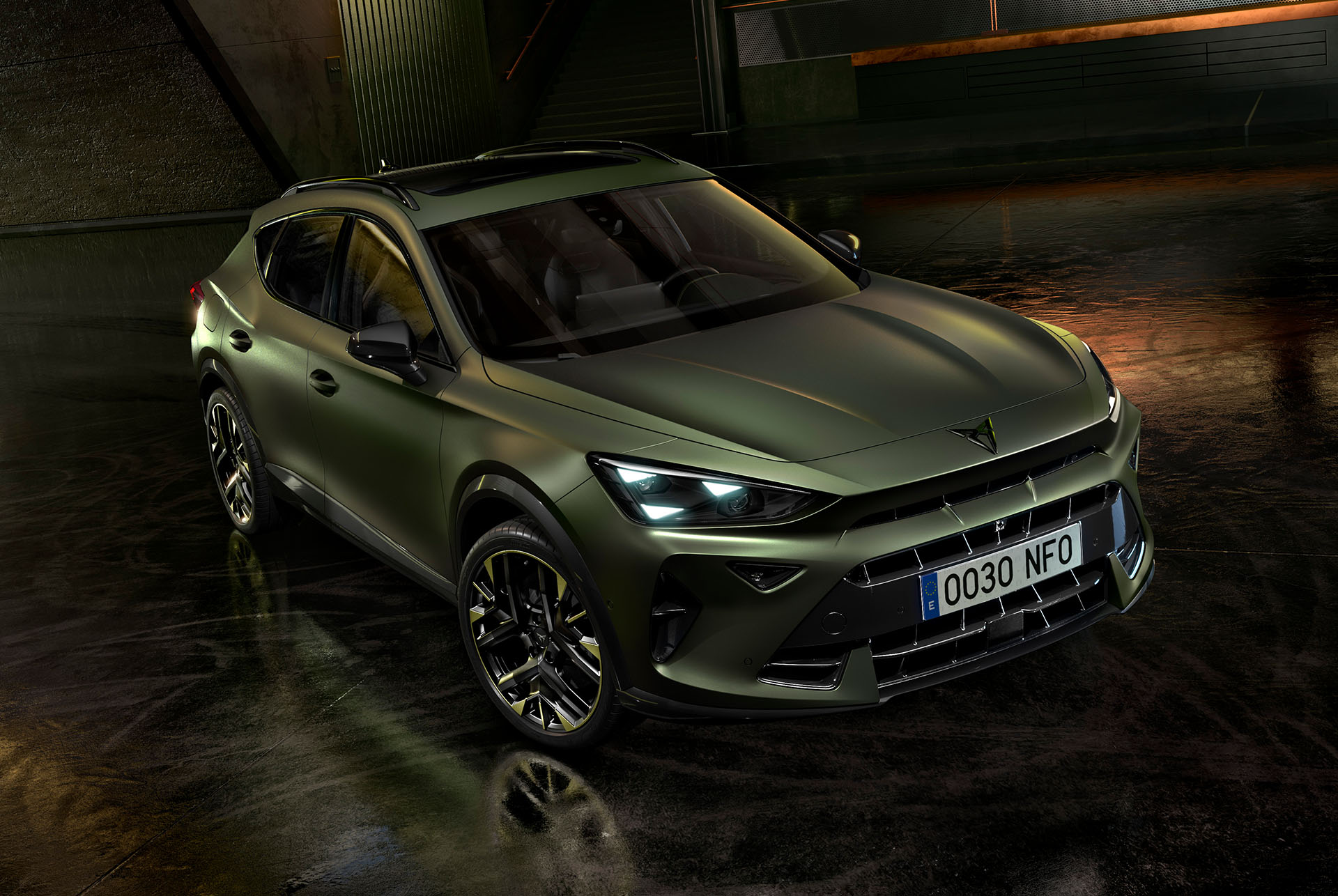 Formentor Tribe Edition zaparkowana na parkingu, który podkreśla kolor manganese matt. 