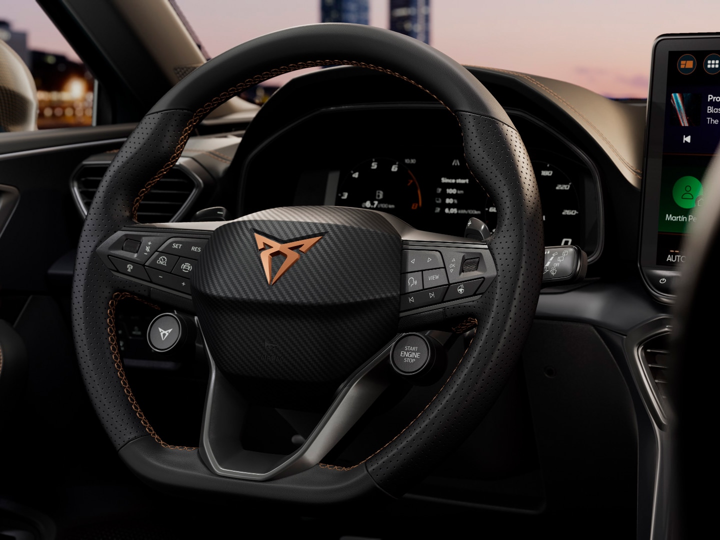 Zbliżenie na kokpit i wnętrze CUPRA Leon Sportstourer, gdzie można aktywować funkcje związane z pakietem Intelligent Drive
