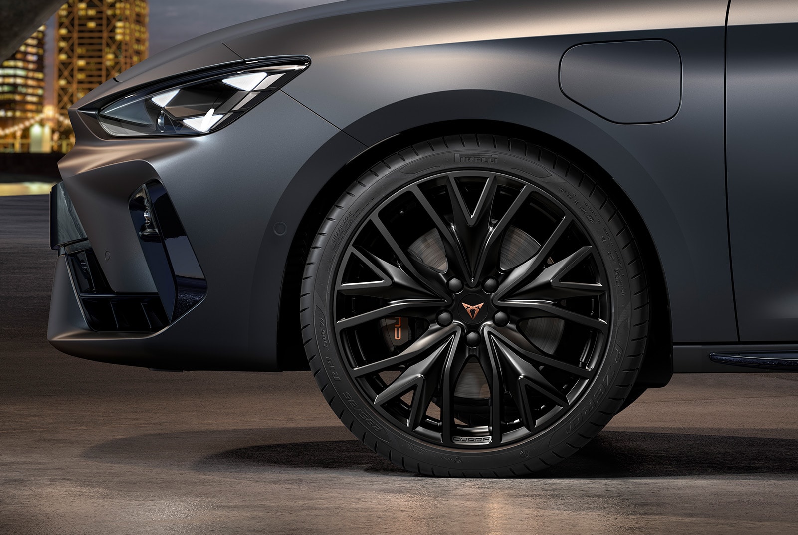 19-calowe felgi aluminiowe w kolorze Mistral Black Matt w CUPRZE Leon Sportstourer Black Edition.  