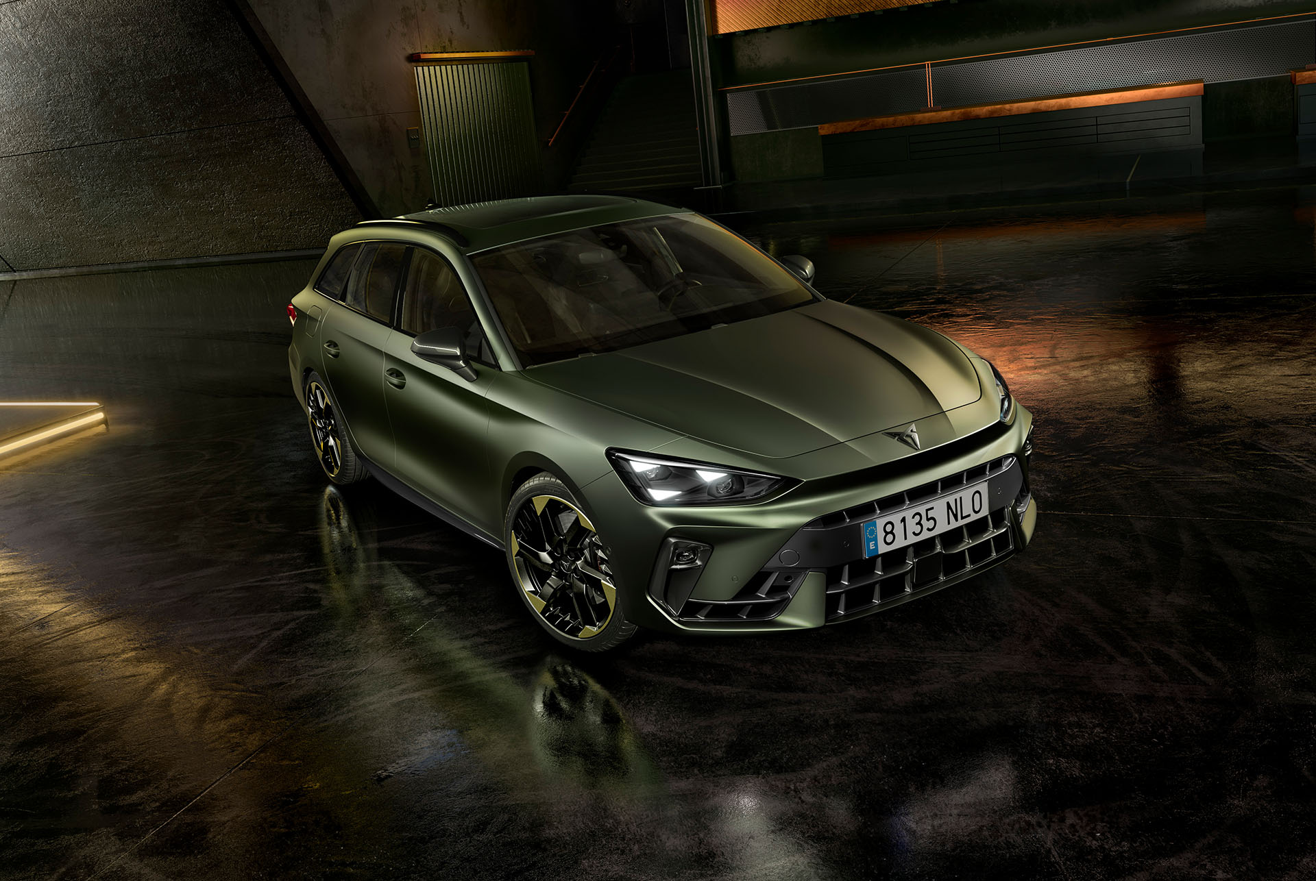 CUPRA Leon Sportstourer TRIBE EDITION zaparkowana w ciemnym garażu z delikatnymi smugami światła.