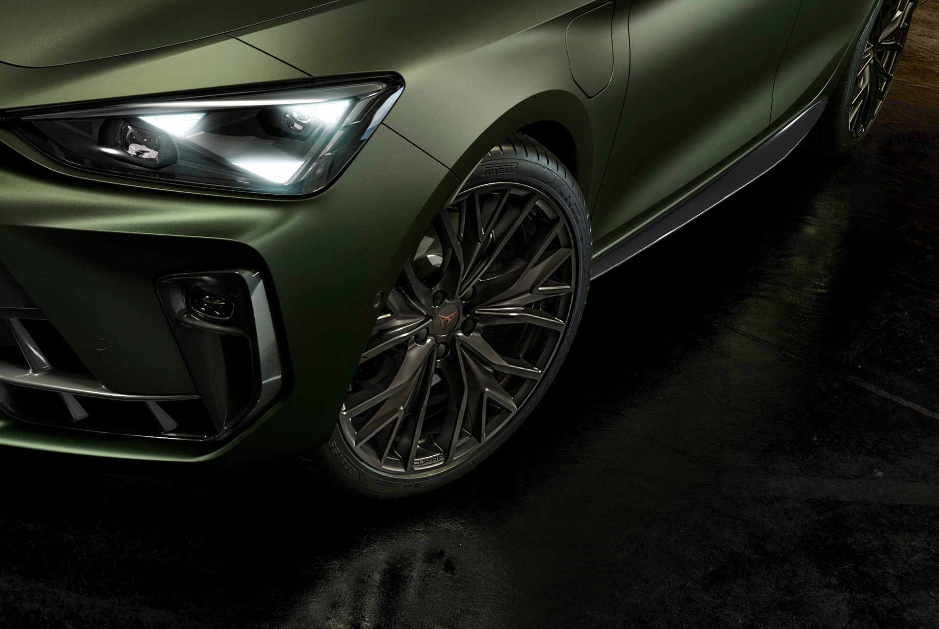 Zbliżenie na 19-calowe aluminiowe felgi Mistral w CUPRZE Leon Sportstourer TRIBE EDITION.