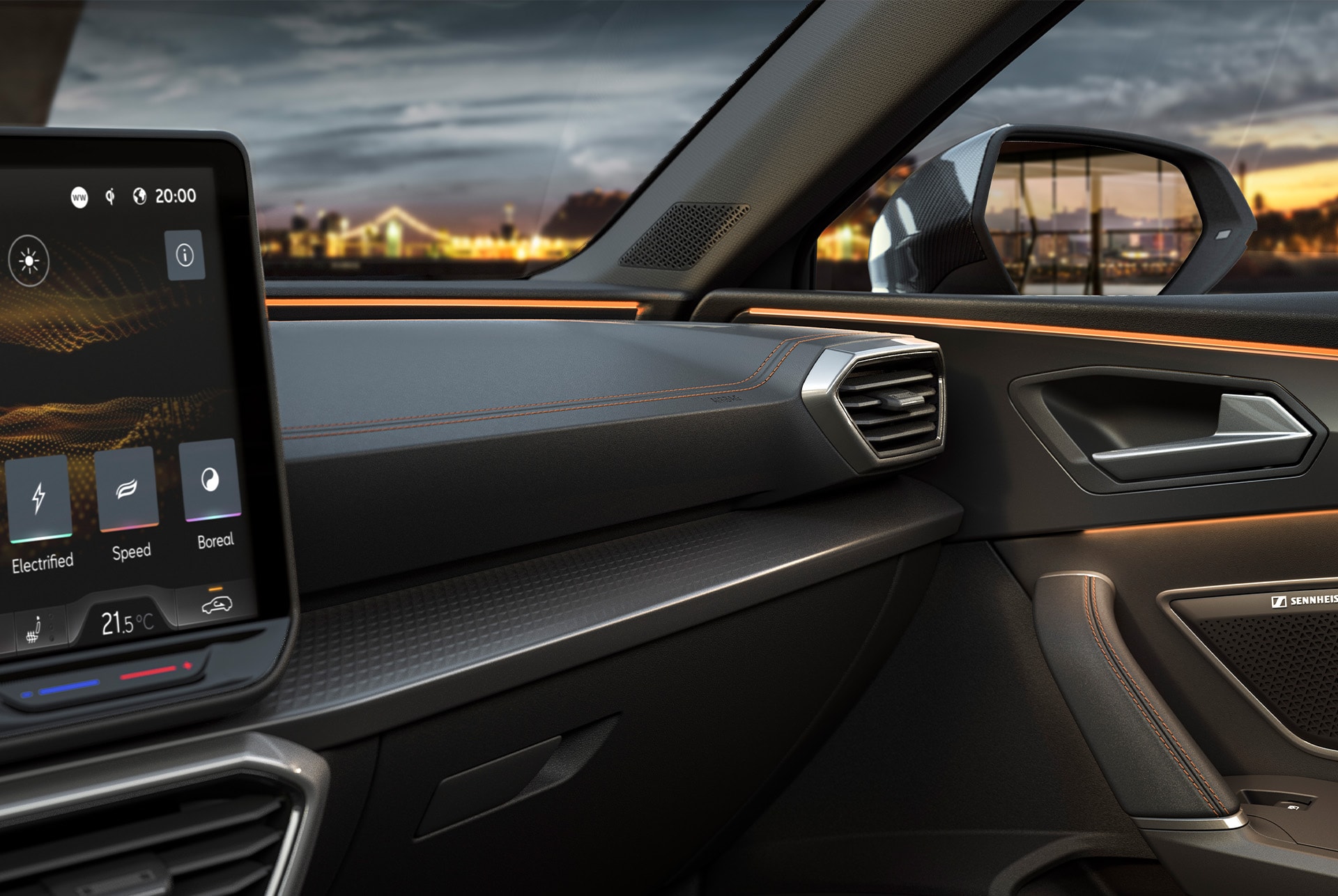 Nowy system Infotainment wewnątrz CUPRY Leon, wnętrze deski rozdzielczej, lusterko boczne, otwór wentylacyjny i schowek na rękawiczki.