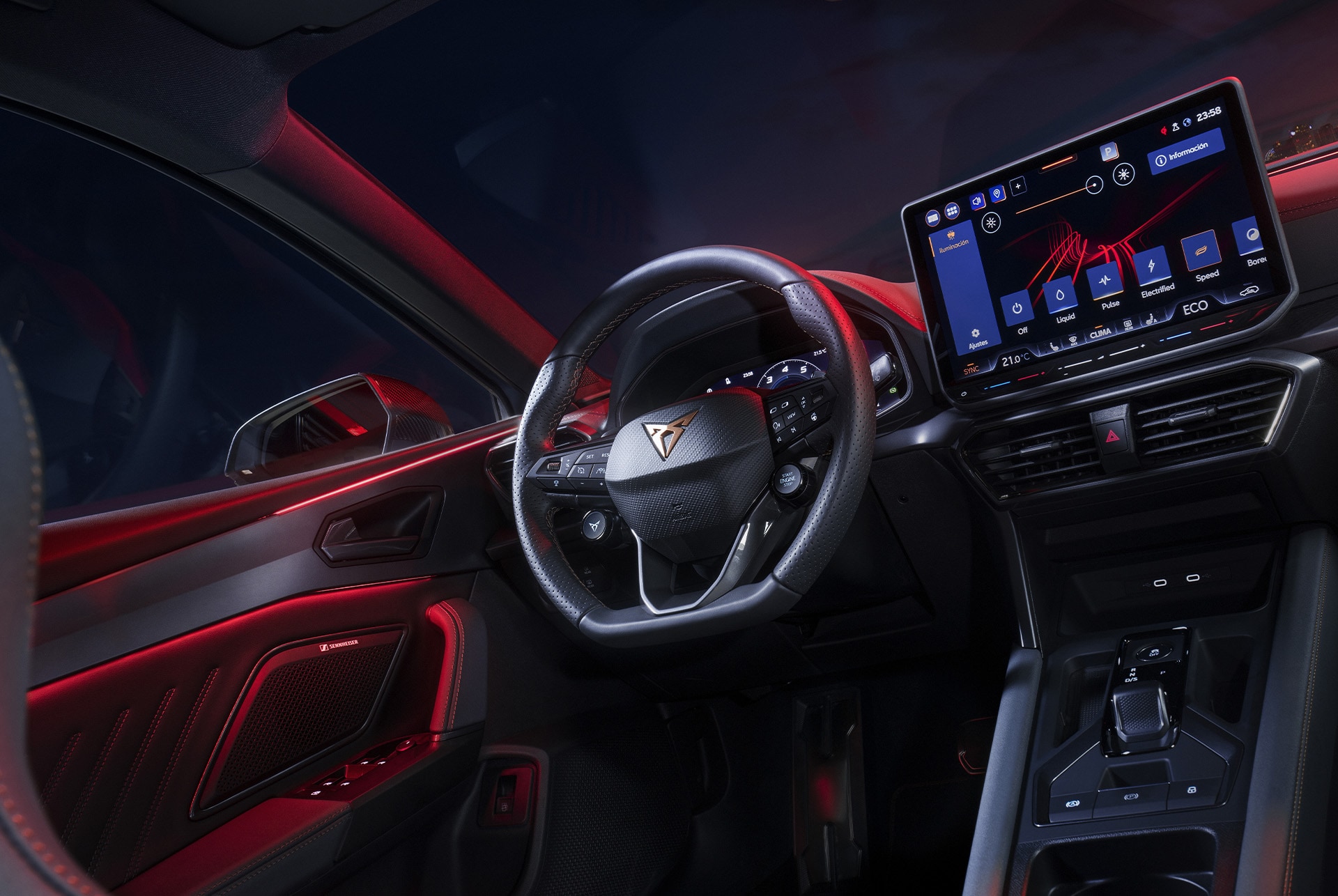 Widok na przód samochodu hybrydowego CUPRA Leon z zaawansowanym układem kierowniczym i dynamiczną kontrolą podwozia.