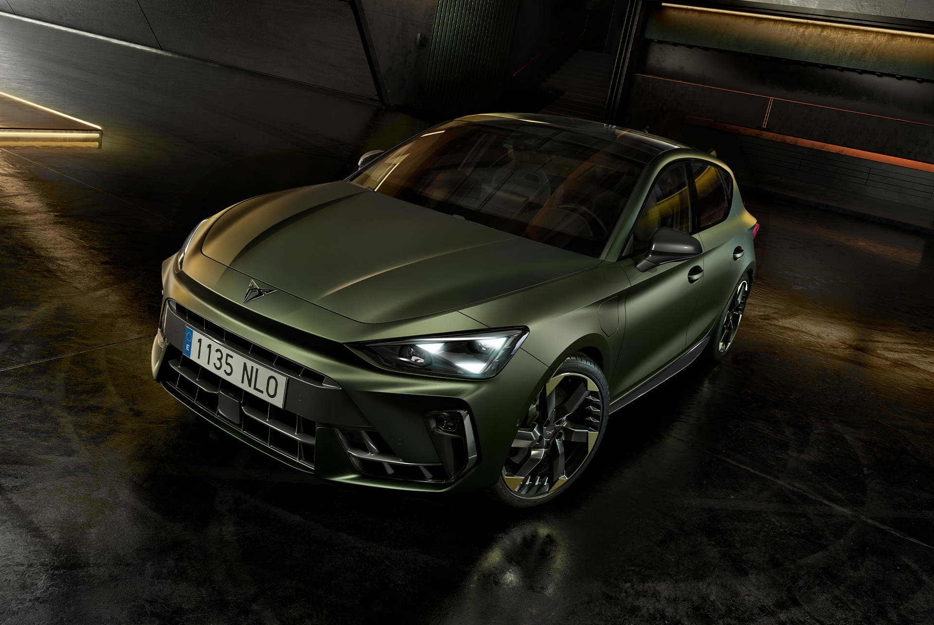 Nadwozie modelu CUPRA Leon Tribe Edition w kolorze Manganese Matt i 19-calowe felgi aluminiowe w kolorze Sulphur. 
