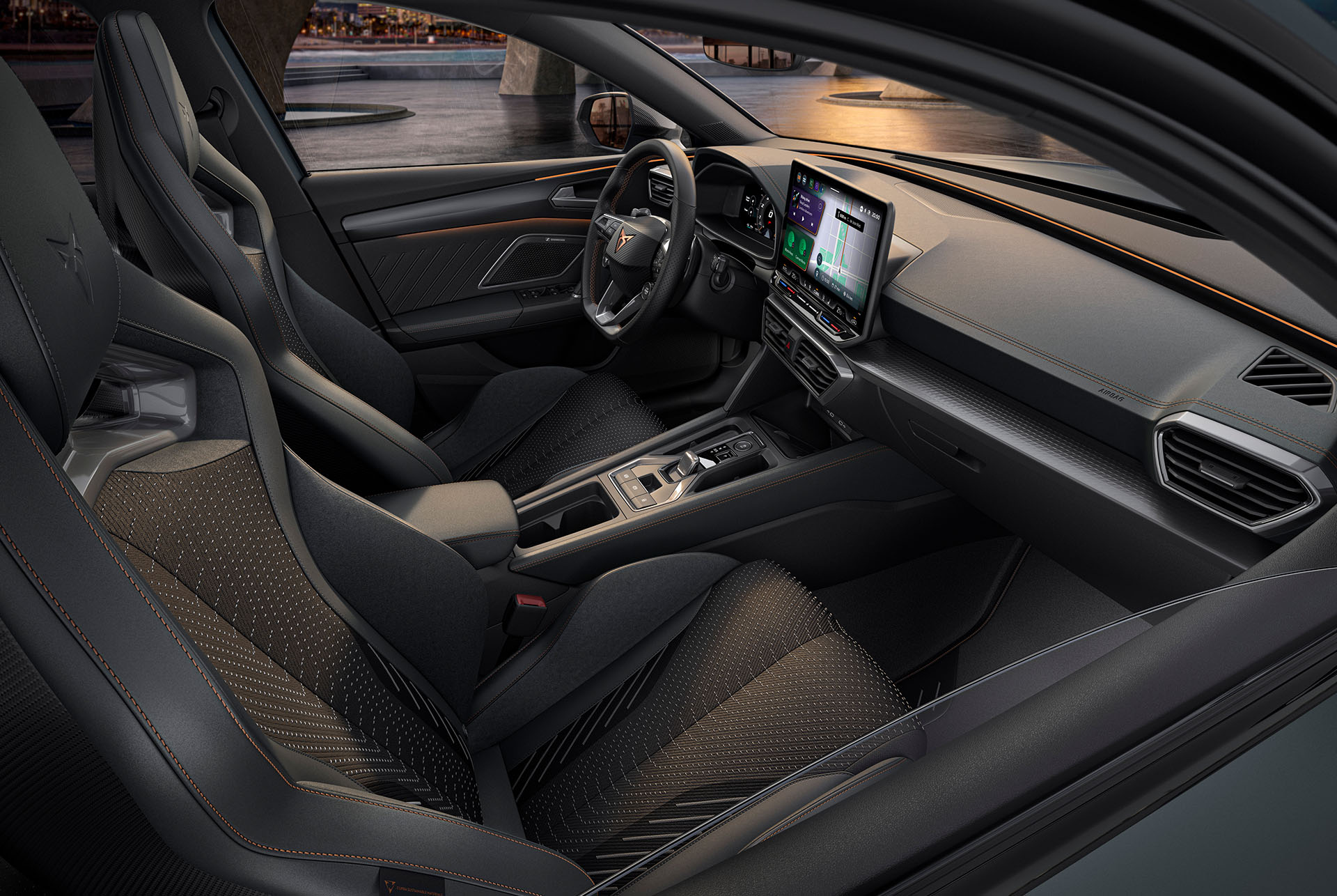 nowe wnętrze samochodu cupra leon 2024, ekran informacyjno-rozrywkowy, fotele kubełkowe, fotel pasażera i kierowcy.
