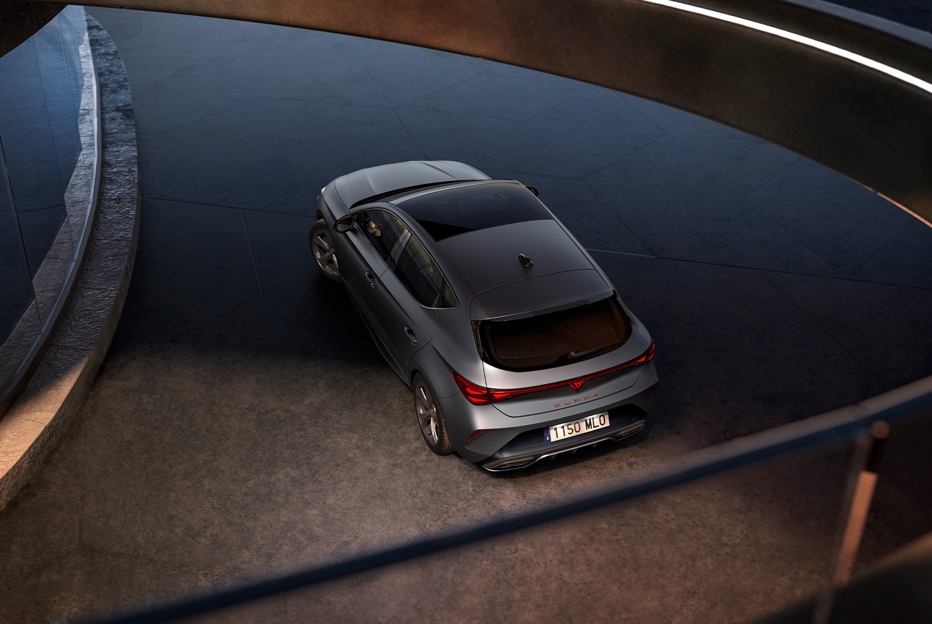 Widok z przodu samochodu CUPRY Leon w ciemnym otoczeniu z oświetleniem ambientowym.