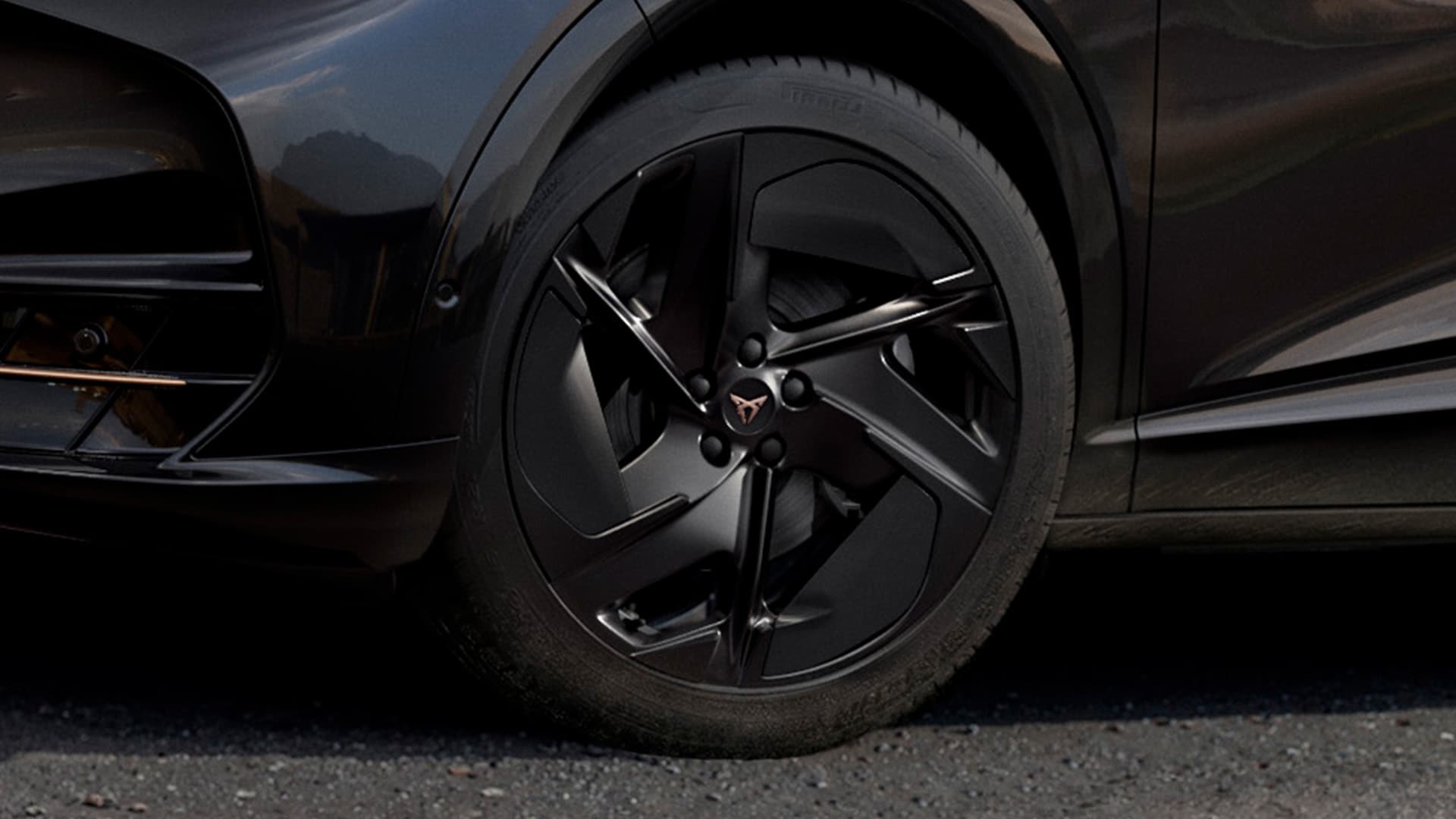 Zbliżenie na 21-calową felgę Katla z czarnymi wstawkami R w modelu CUPRA Tavascan Black Edition.