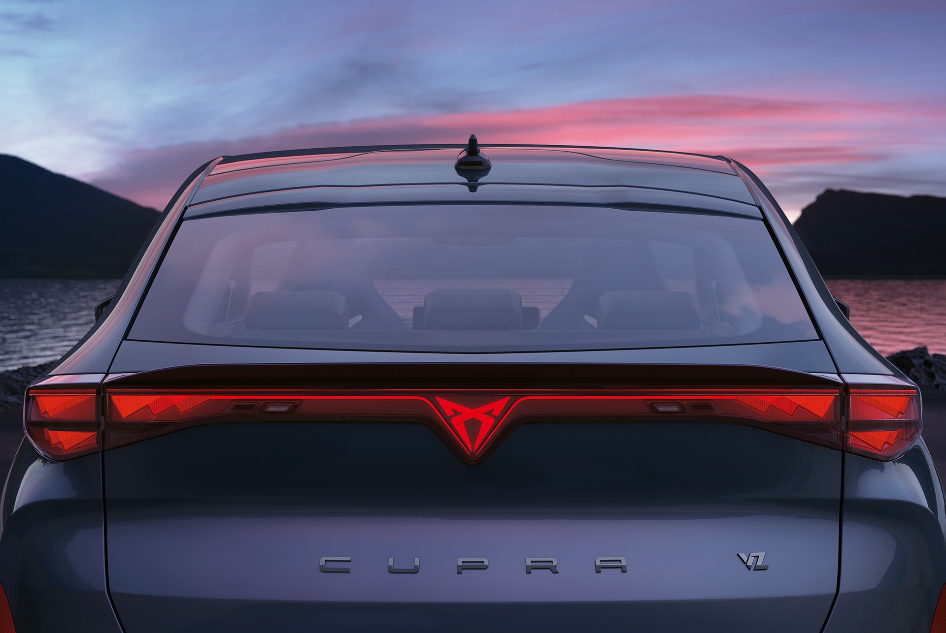 zintegrowane tylne światła samochodu cupra tavascan