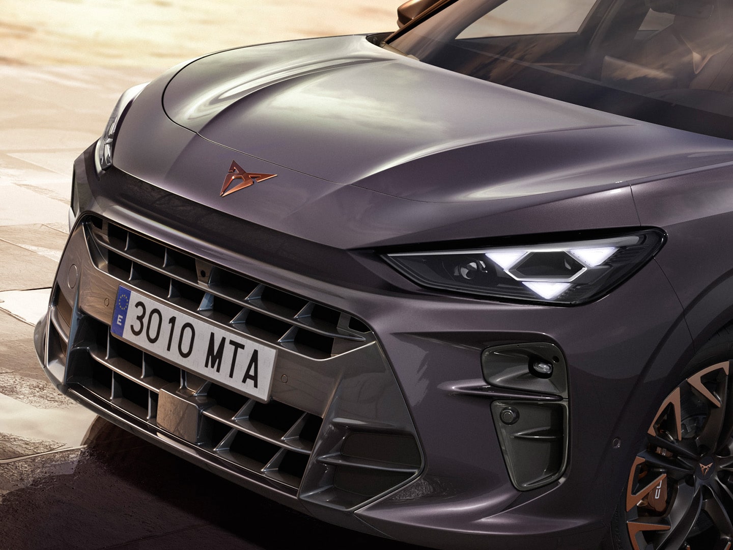 CUPRA Terramar wyposażona w reflektory CUPRA Matrix LED Ultra oraz nowej generacji trójkątne światła przednie.